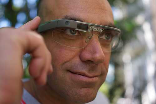 Loïc Le Meur portant des Google Glass